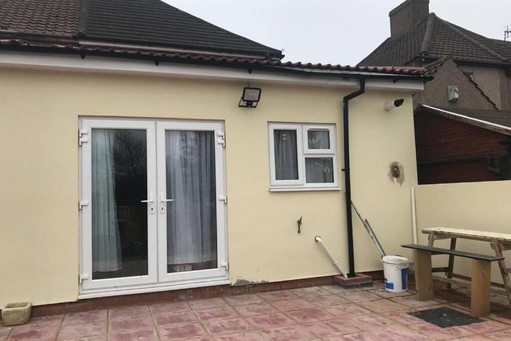 The Dartford Five Bedrooms Attractive House Exterior foto