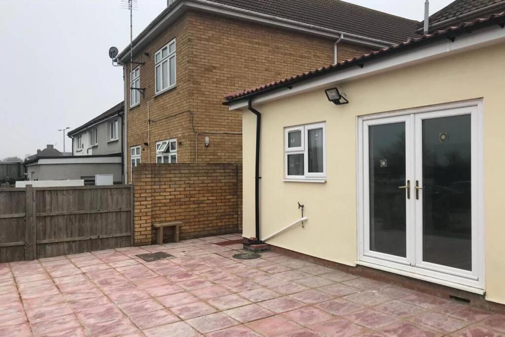 The Dartford Five Bedrooms Attractive House Exterior foto